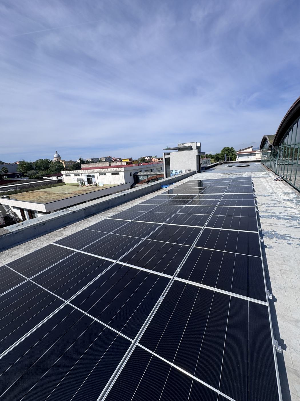 Impianto fotovoltaico DTF Italia: copertura di un edificio commerciale