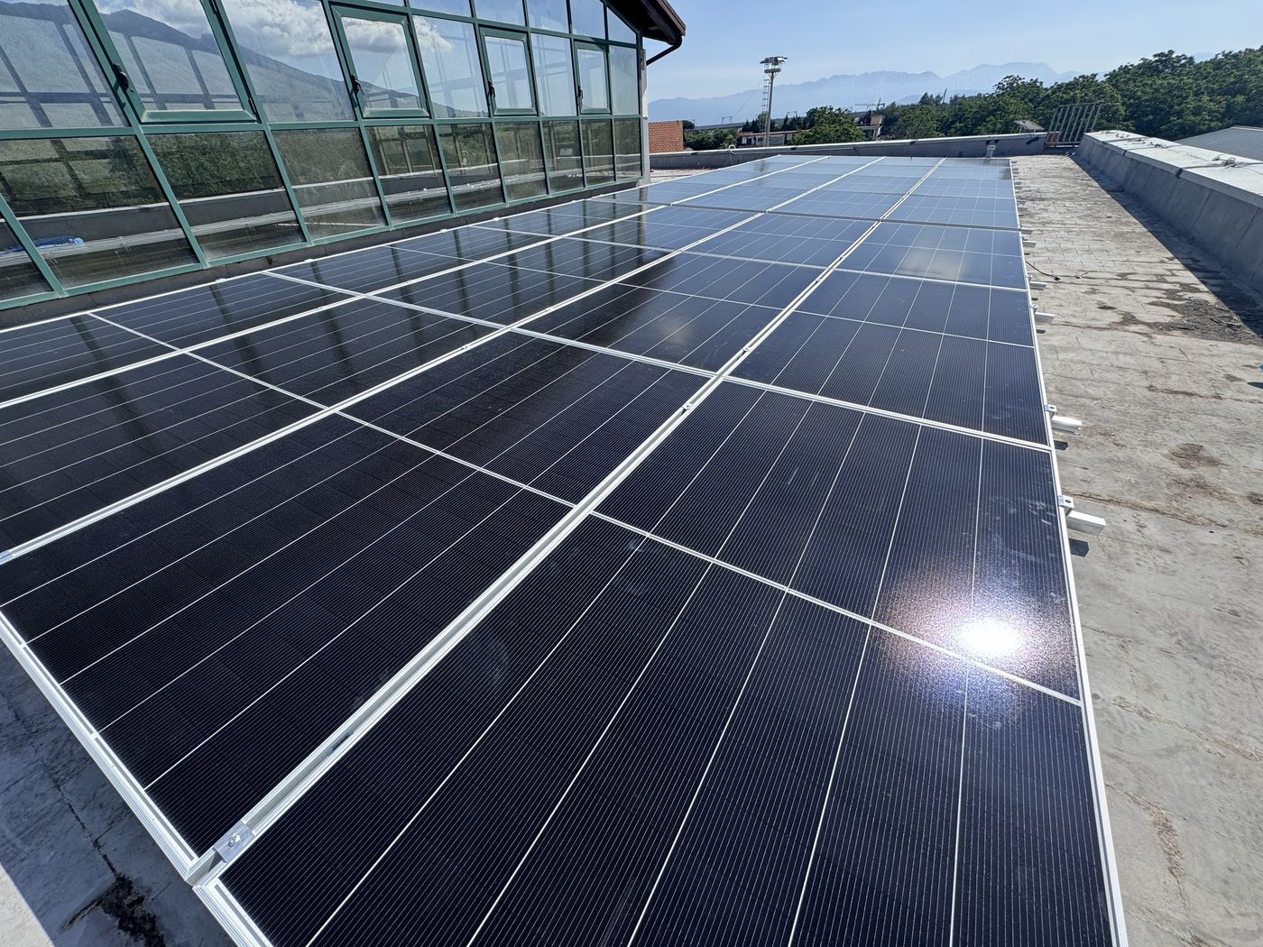 Impianto fotovoltaico DTF Italia: copertura piana, vista d'insieme
