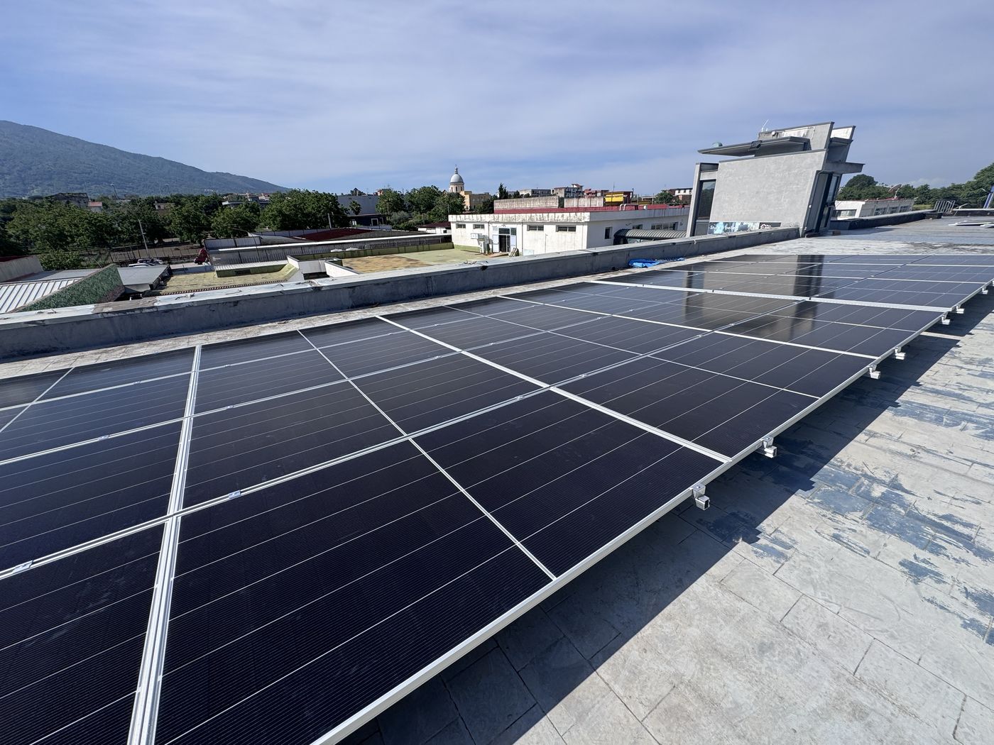 Impianto fotovoltaico DTF Italia: copertura piana panoramica