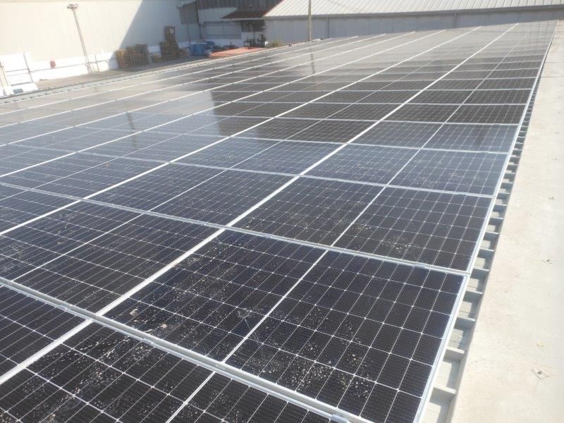 Impianto fotovoltaico DTF Italia: copertura industriale, vista d'insieme