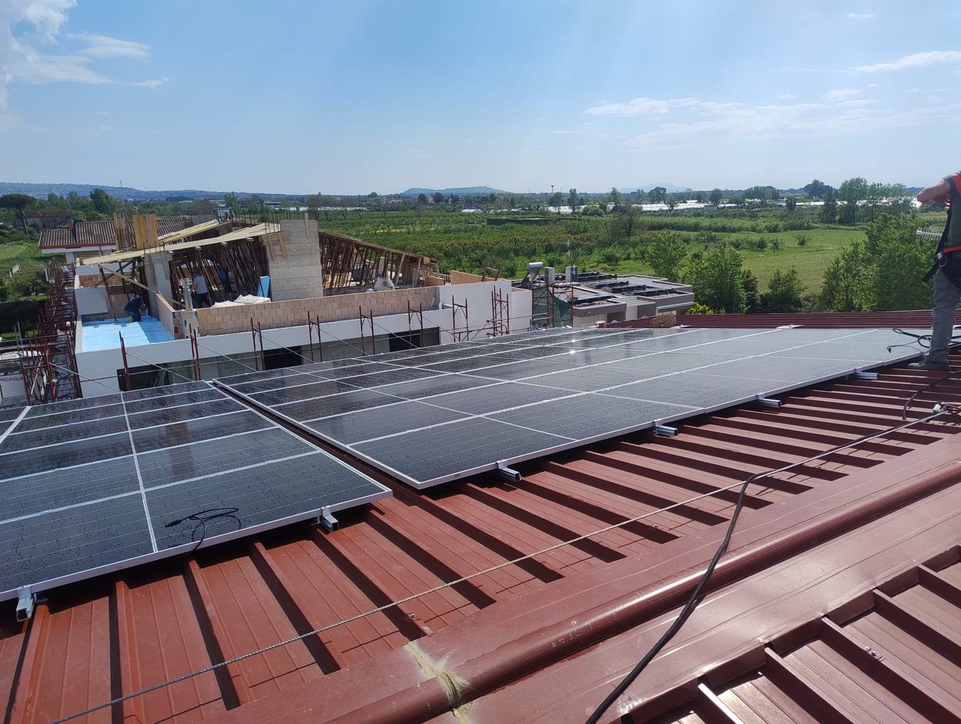 Impianto fotovoltaico DTF Italia: copertura in lamiera