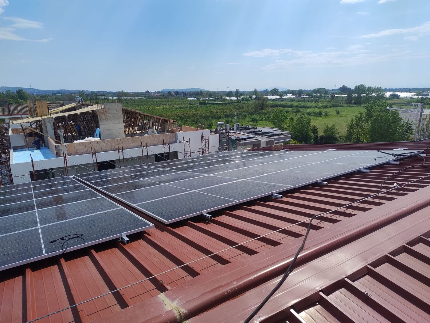 Impianto fotovoltaico DTF Italia: tetto in lamiera con linea vita