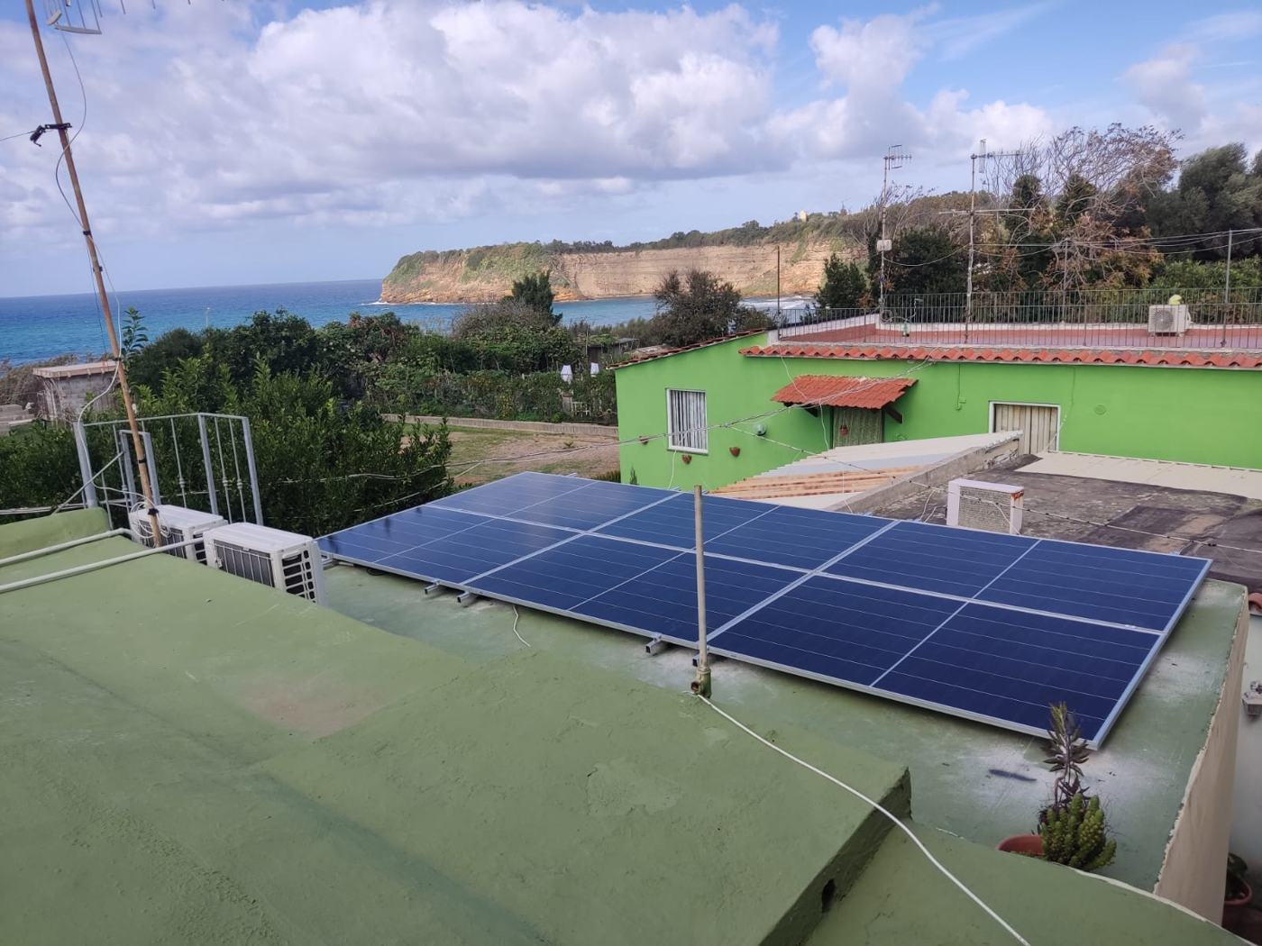 Impianto fotovoltaico DTF Italia: terrazzo con vista mare