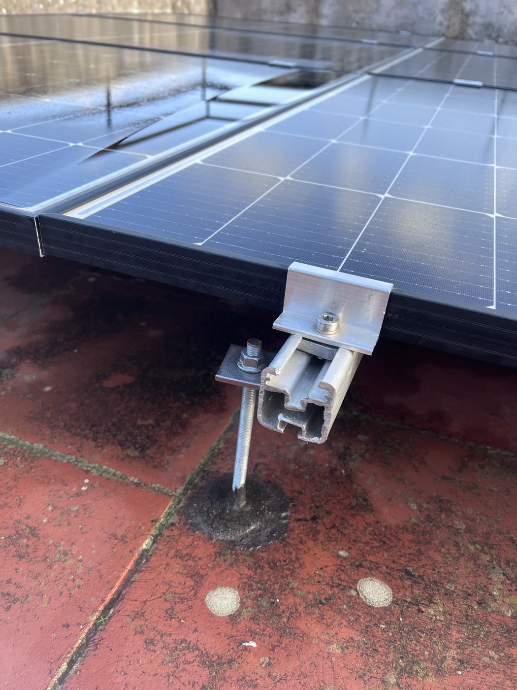 Impianto fotovoltaico DTF Italia: dettaglio del fissaggio dei moduli