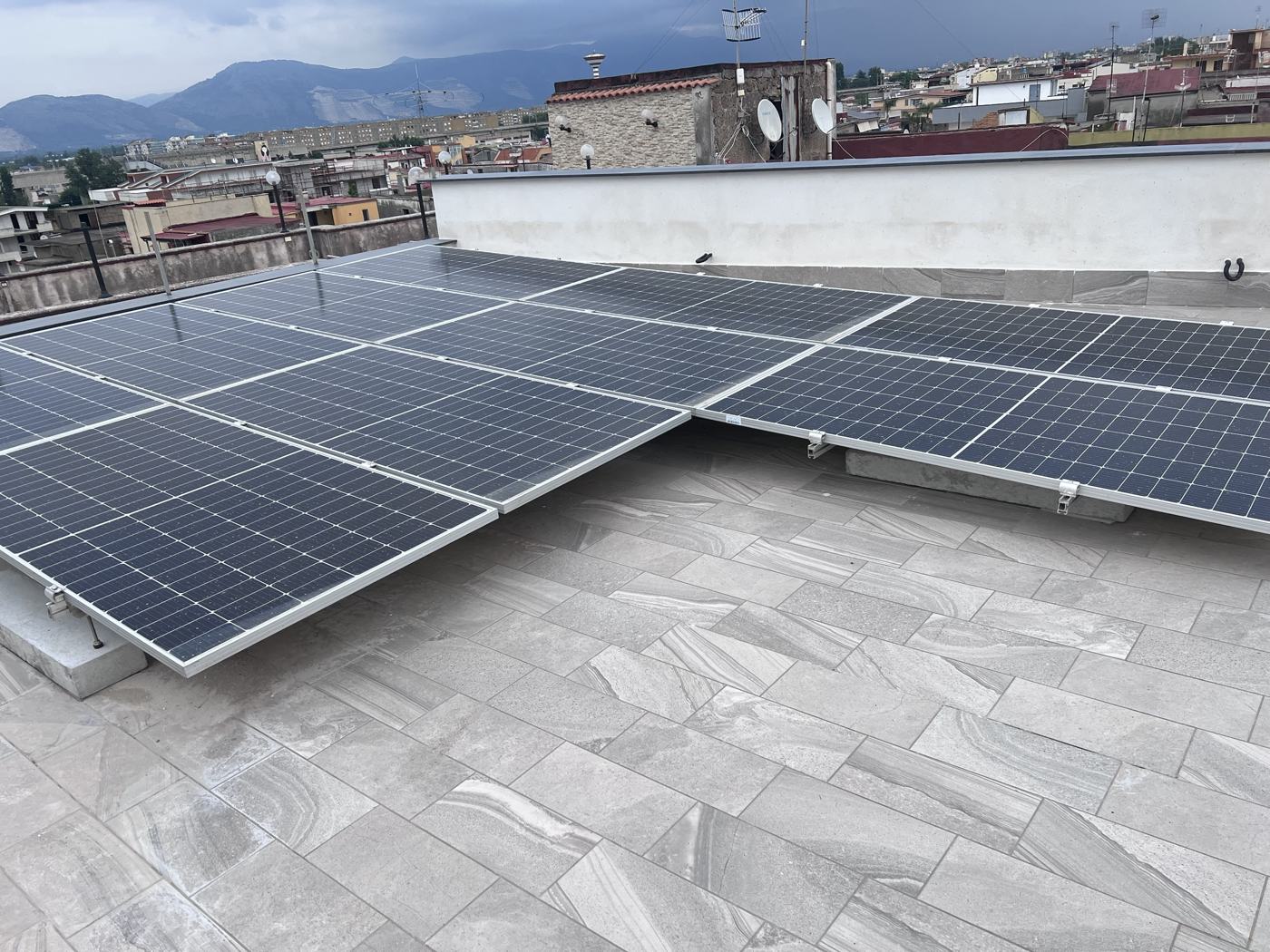 Impianto fotovoltaico DTF Italia: terrazzo pavimentato