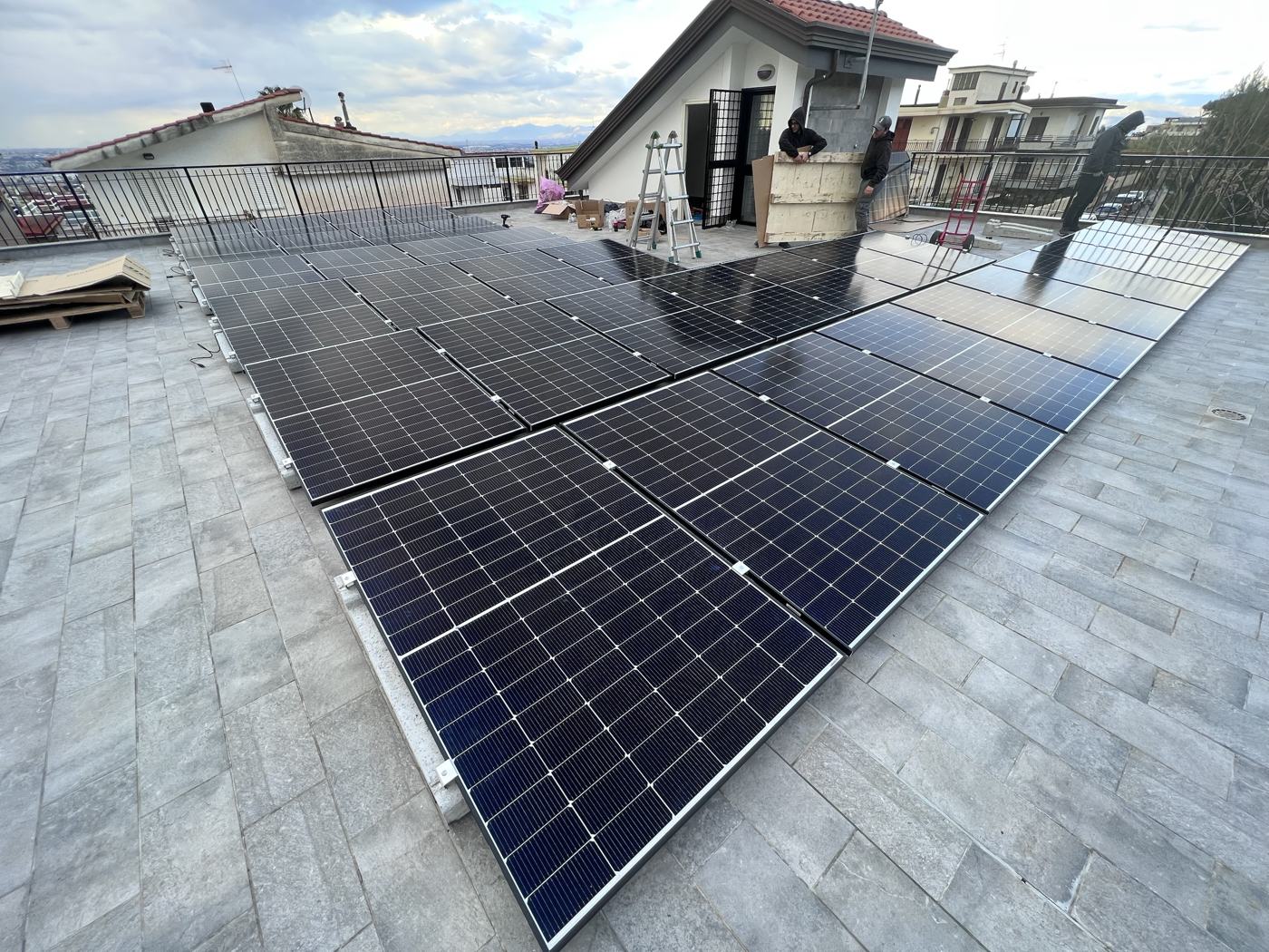 Impianto fotovoltaico DTF Italia: terrazzo pavimentato