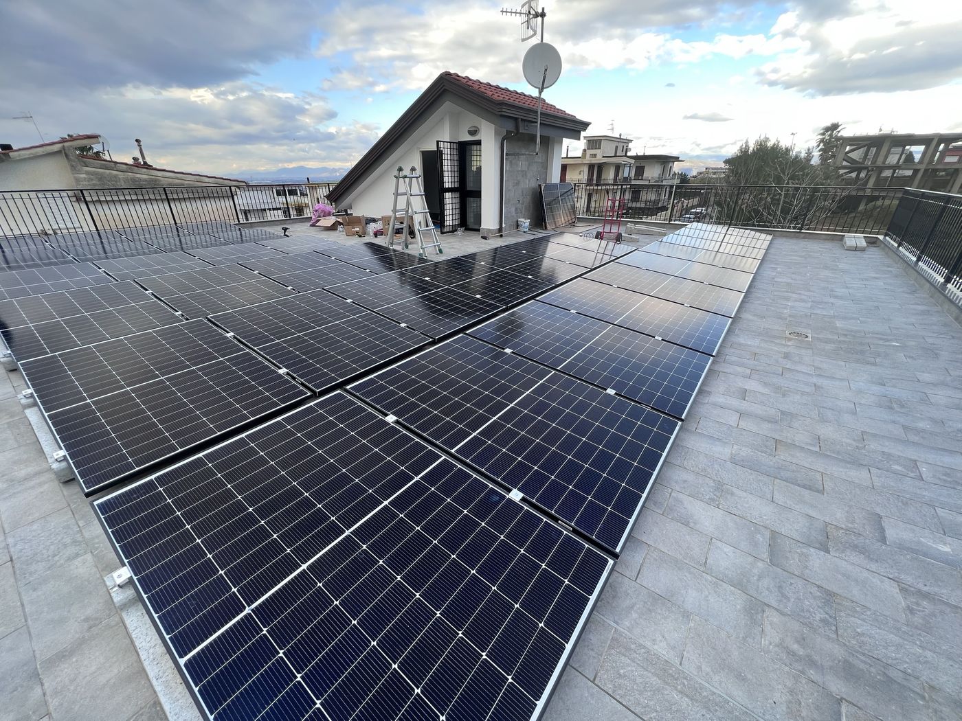 Impianto fotovoltaico DTF Italia: terrazzo residenziale