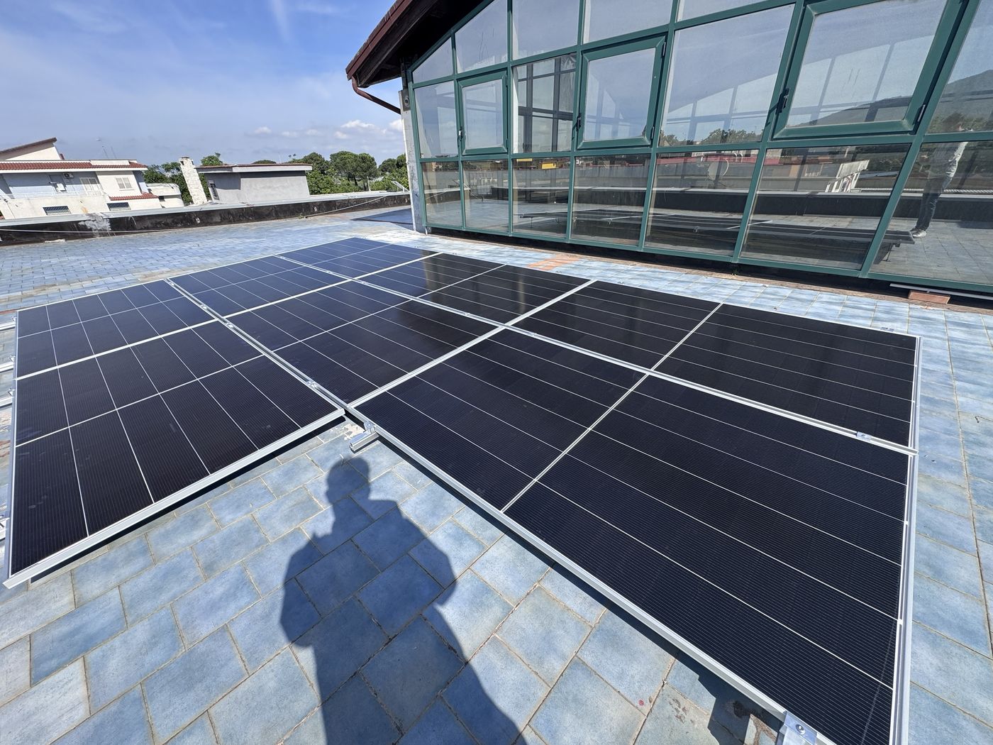 Impianto fotovoltaico DTF Italia: terrazzo pavimentato con vetrate
