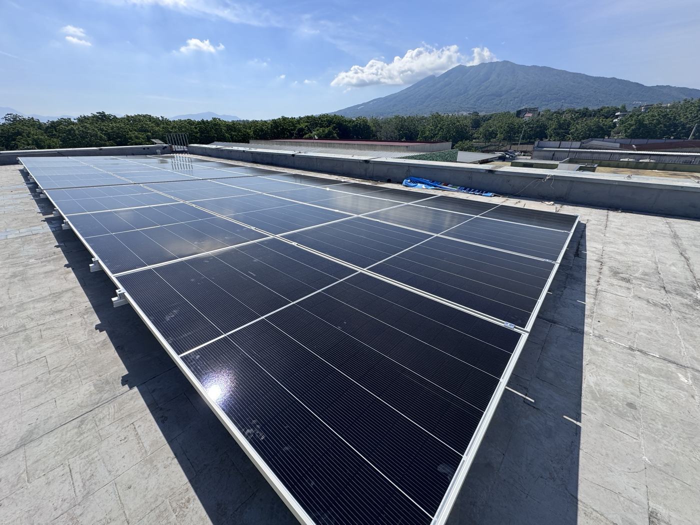 Impianto fotovoltaico DTF Italia: copertura piana di grandi dimensioni