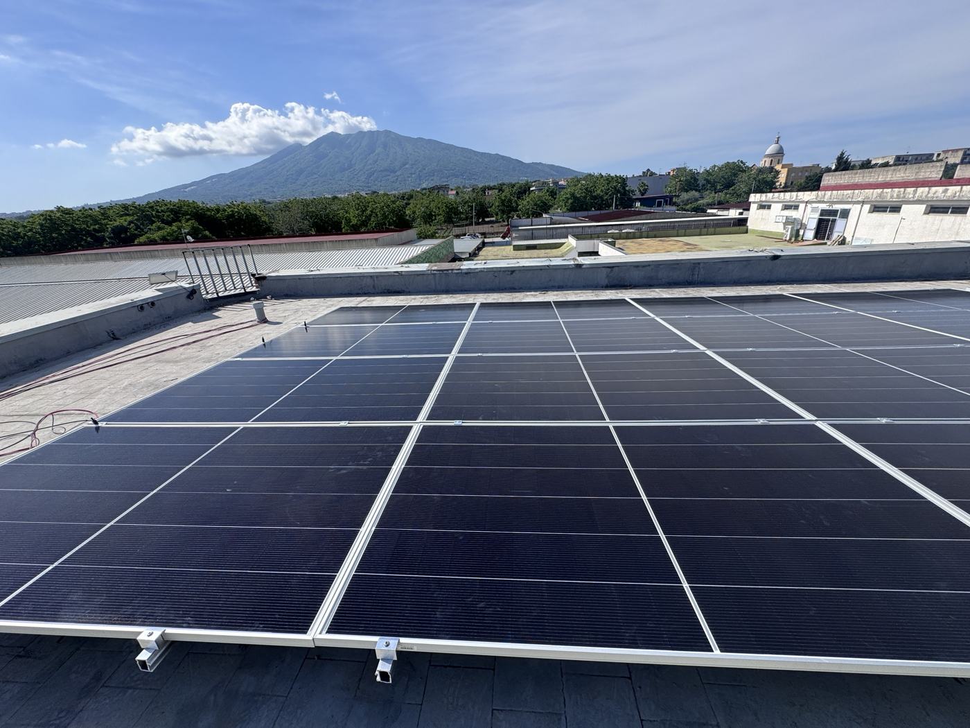 Impianto fotovoltaico su tetto piano installato da DTF Italia