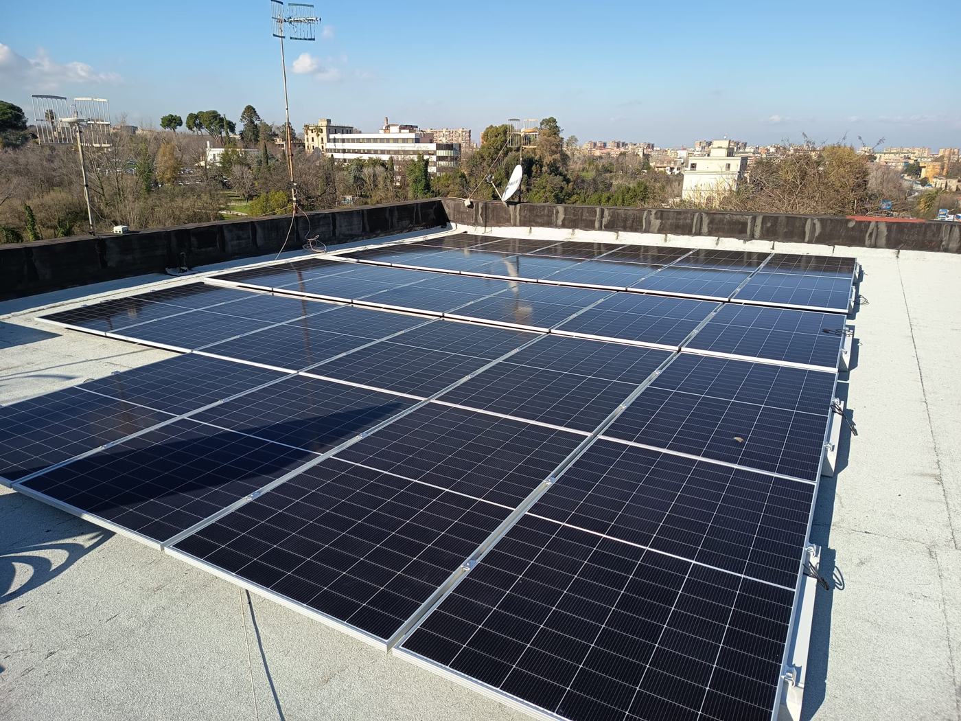 Impianto fotovoltaico DTF Italia: tetto piano con guaina