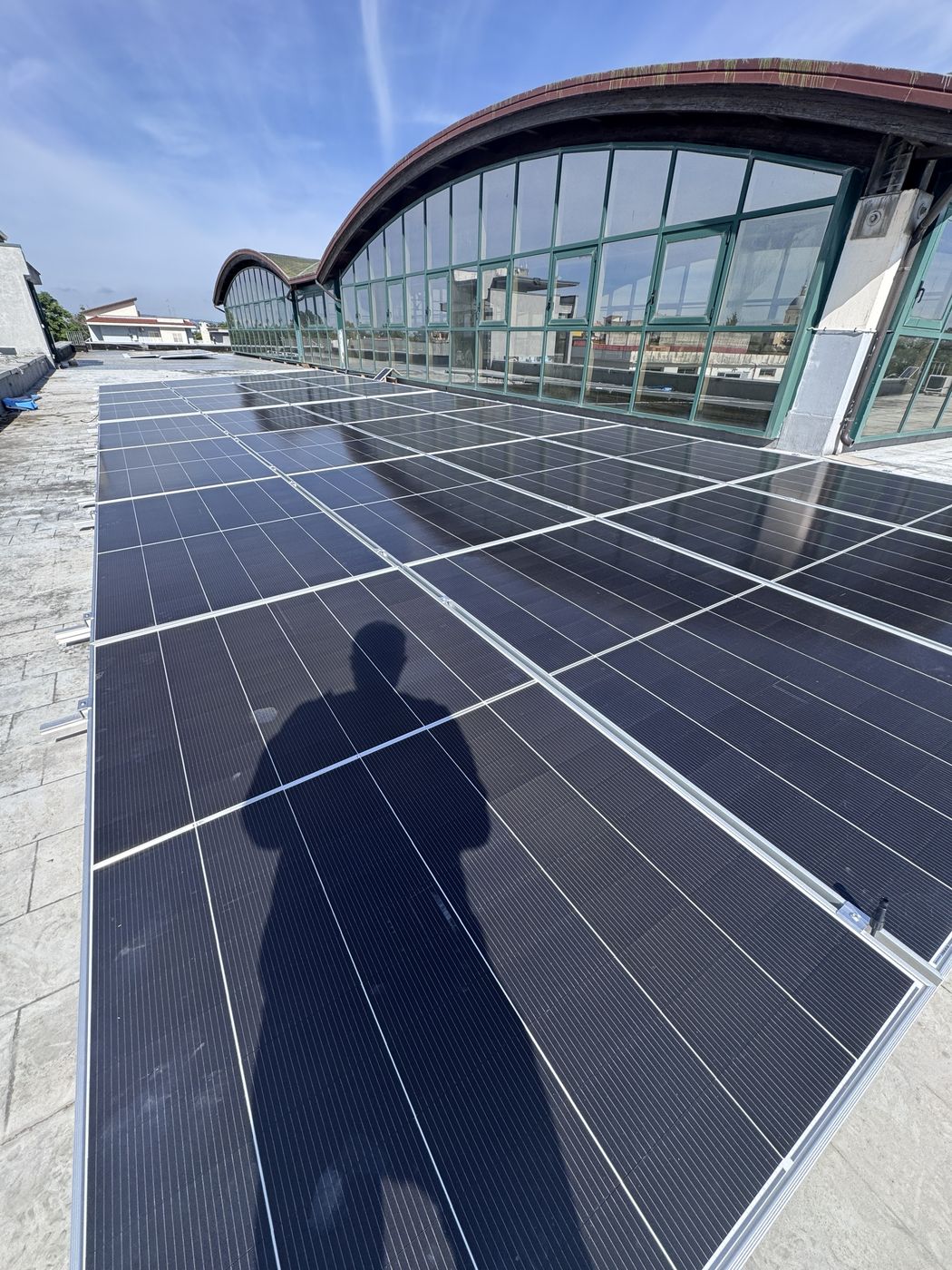 Impianto fotovoltaico DTF Italia: tetto piano accanto alle vetrate