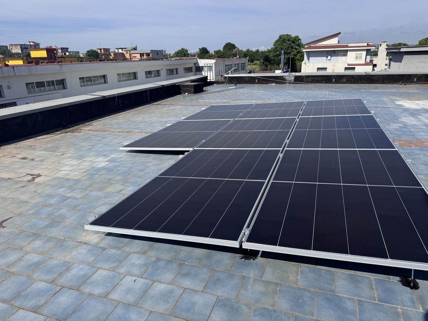 Impianto fotovoltaico DTF Italia: moduli su zavorre, tetto piano